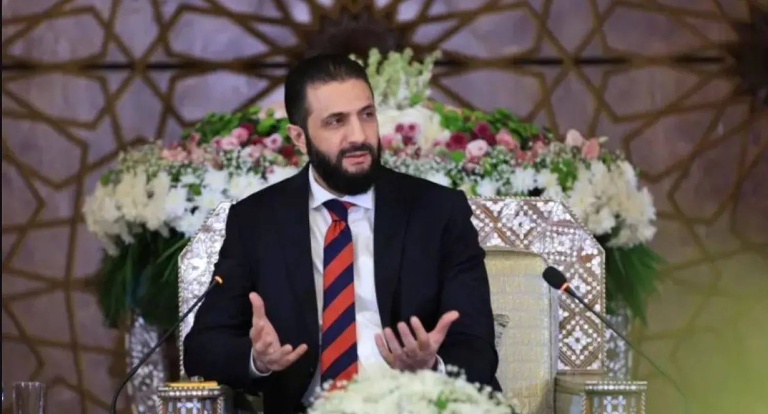 الرئيس السوري أحمد الشرع خلال جلسة الحوار في إدلب (سانا)