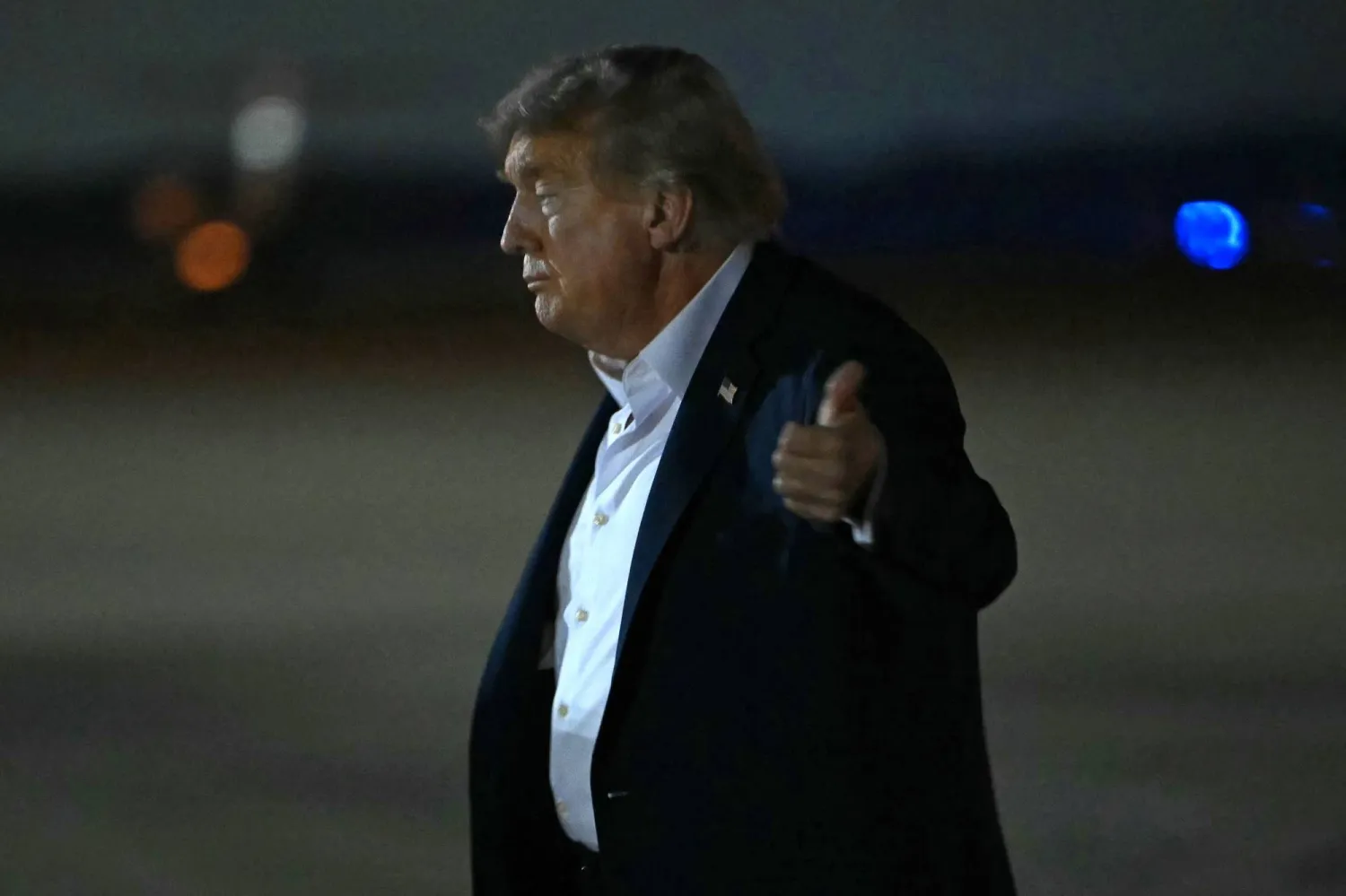 الرئيس الأميركي دونالد ترمب بعد هبوط الطائرة الرئاسية بقاعدة أندروز الجوية بولاية ماريلاند آتيةً من أنكوريدج في ألاسكا (أ.ف.ب)