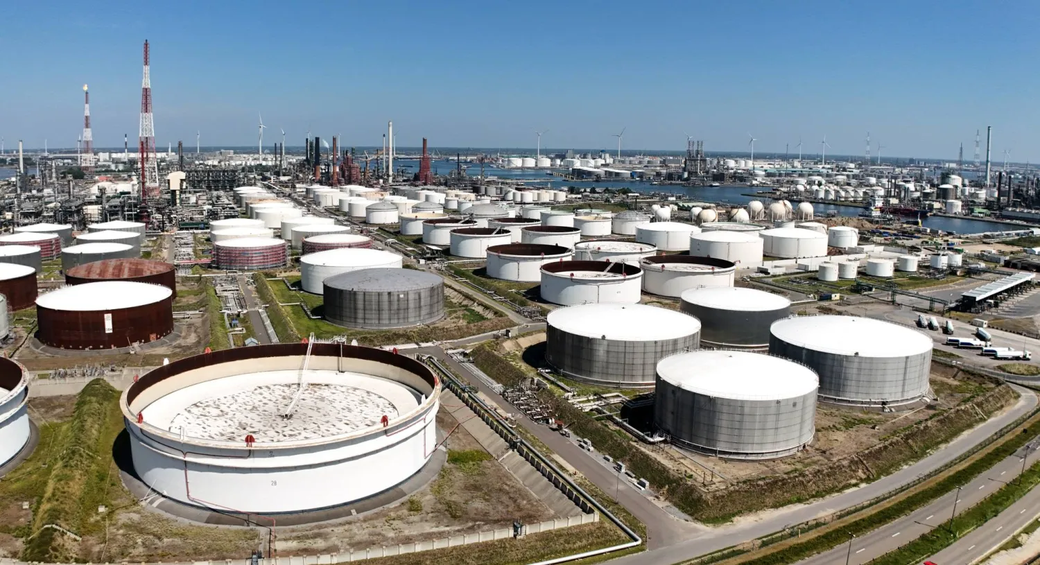 مصافي نفط تابعة لشركتي «توتال إنرجيز» و«إكسون موبيل» في منطقة ميناء أنتويرب بلجيكا (إ.ب.أ)