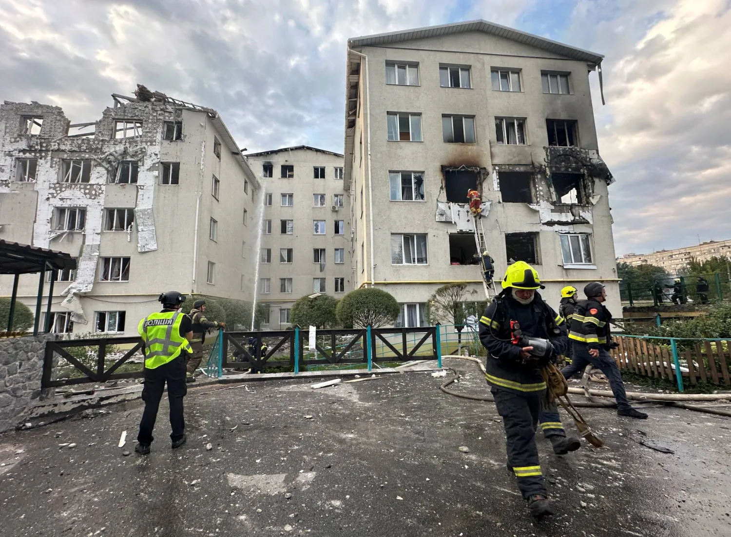 رجال الإطفاء يعملون في موقع مبنى سكني تعرض لغارة جوية روسية بطائرة دون طيار وسط هجوم روسي على أوكرانيا في خاركيف (رويترز)