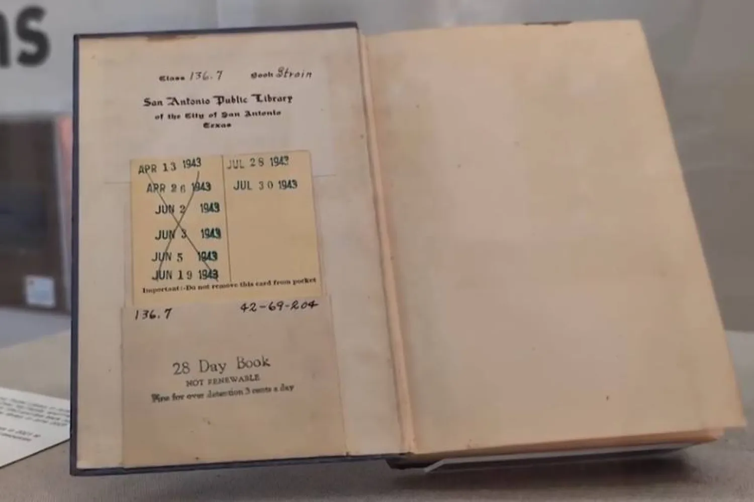 الكتاب بعدما أُعيد إلى مكتبة سان أنطونيو العامة (أ.ب)