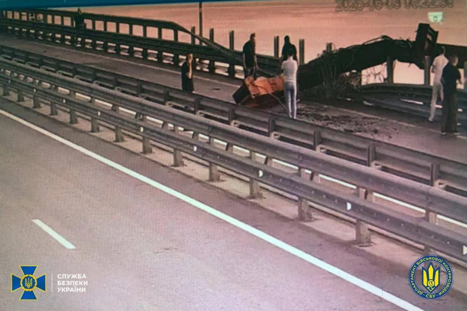 صورة وزّعها جهاز الأمن الأوكراني تُظهر أضراراً لحقت جسر القرم بعد تفجيرعبوة يونيو الماضي (إ.ب.أ)