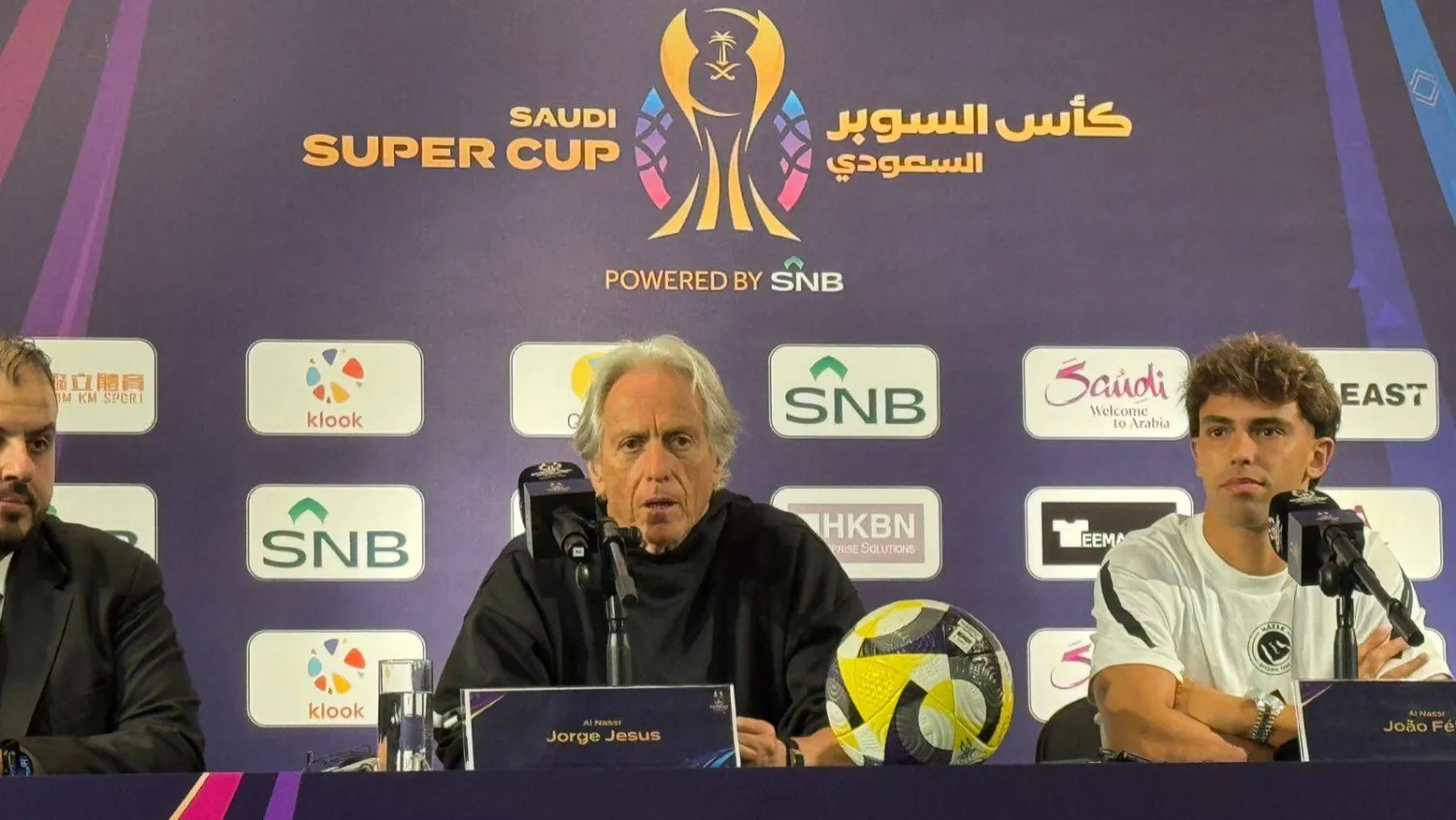 البرتغالي خيسوس مدرب النصر وبجواره فيليكس في المؤتمر الصحافي (الشرق الأوسط) 