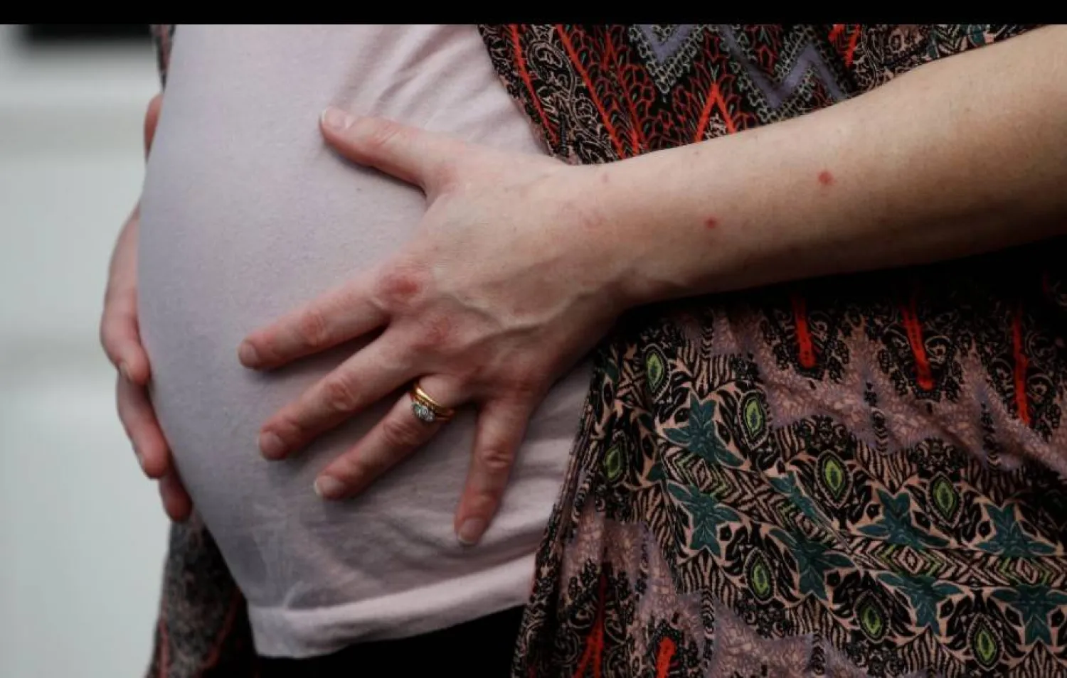 تكلفة الأم البديلة البشرية والتي قد تتراوح بين 100 ألف و200 ألف دولار أميركي (أرشيفية-رويترز)