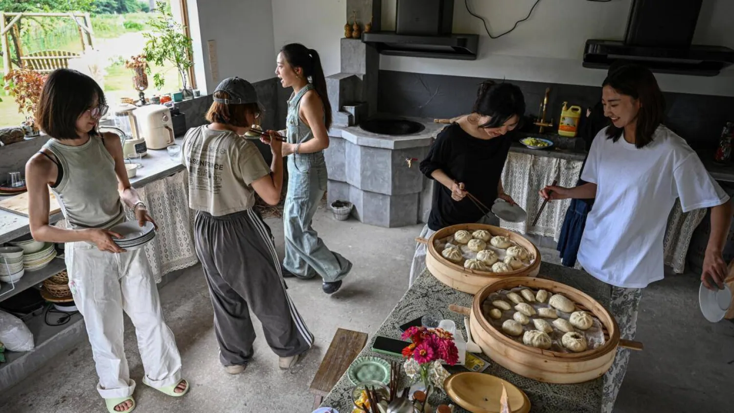 Chen Yani (R) eats lunch with friends and guests at her women's co-living space 'Keke's Imaginative Space' in Hangzhou. Jade GAO / AFP
