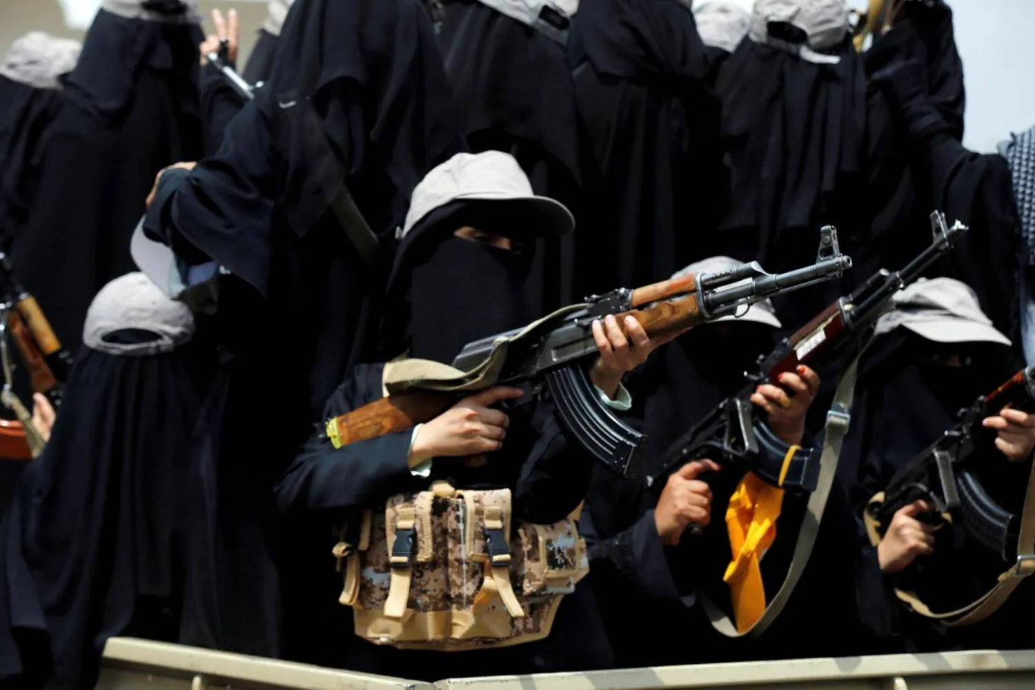 مهام كثيرة تتولى العناصر النسائية الحوثية تأديتها في أوساط المجتمع (رويترز)