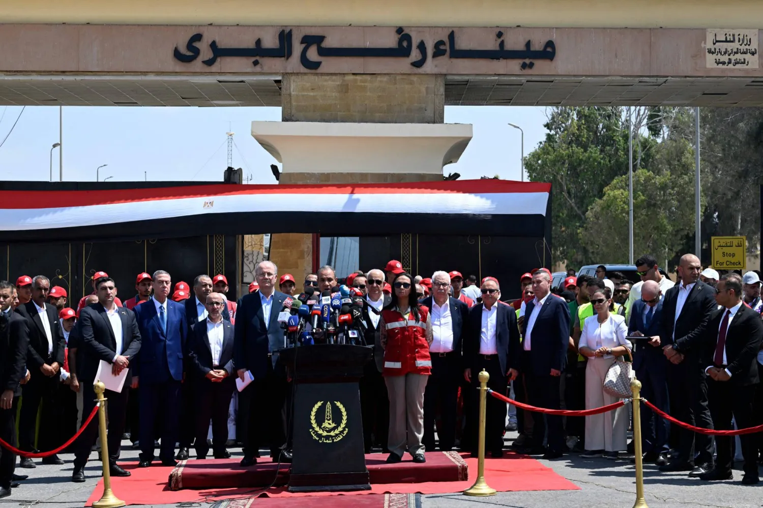 مؤتمر صحافي لوزير الخارجية المصري ورئيس الوزراء الفلسطيني أمام بوابة معبر رفح من الجانب المصري (أ.ف.ب)