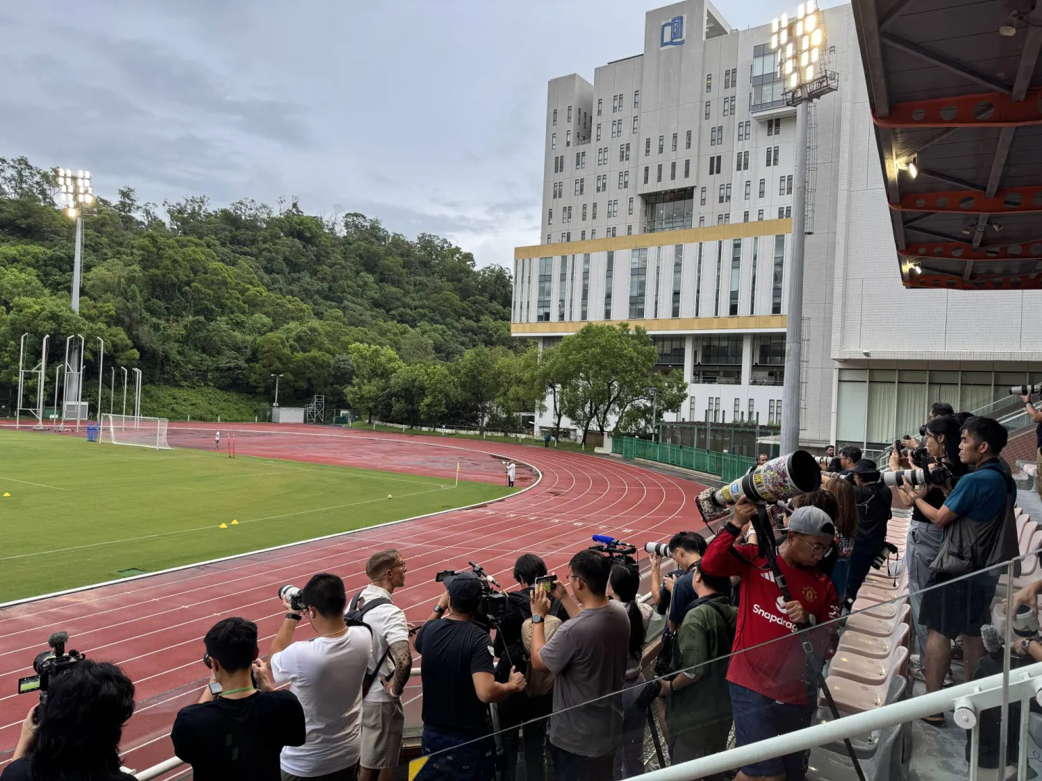 عدسات المصورين تراقب تدريبات النصر (الشرق الأوسط) 