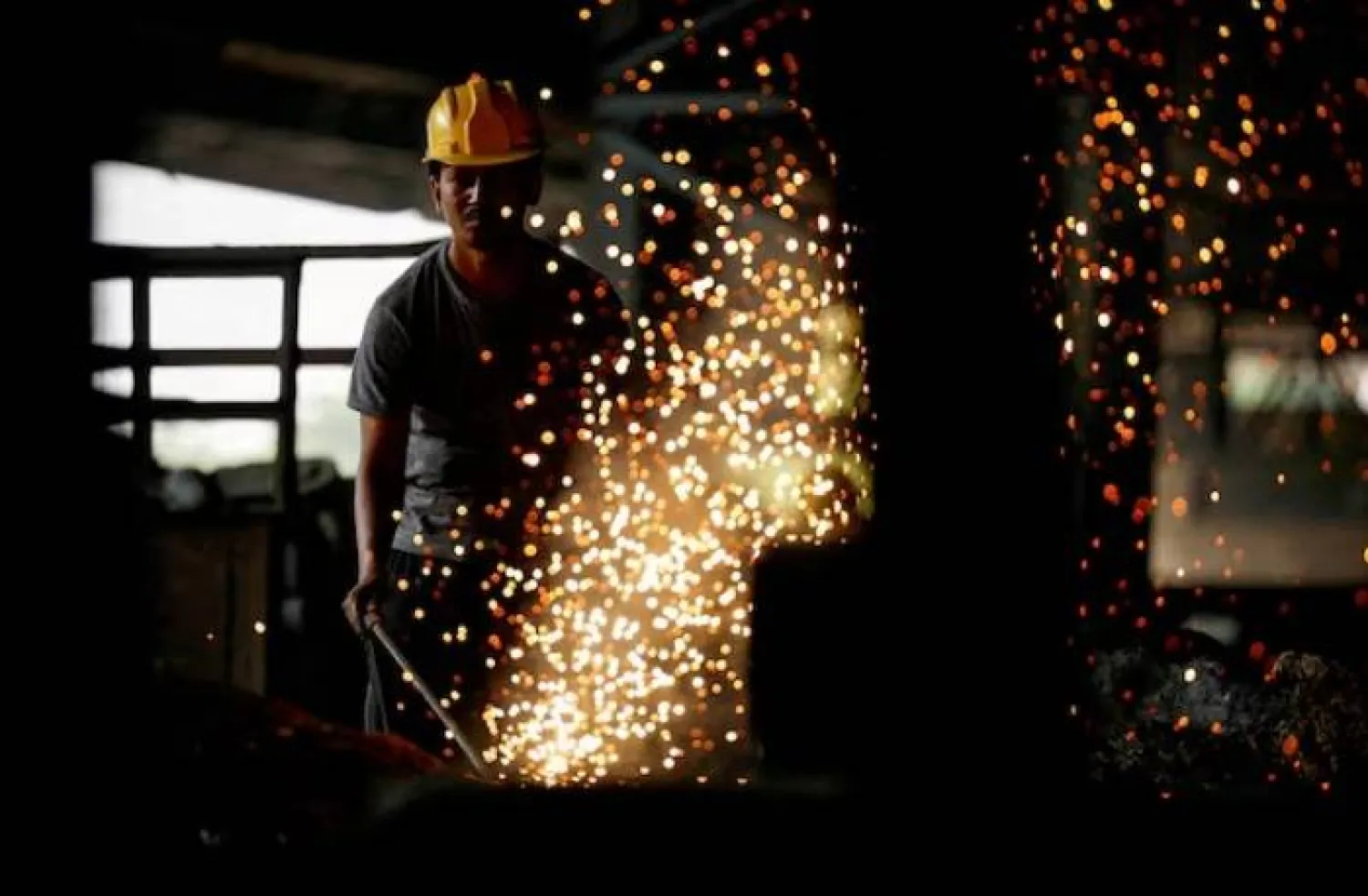 عامل في خط إنتاج معالجة الصلب بمصنع بمدينة ماندي جوبيندغاره بالهند (رويترز)