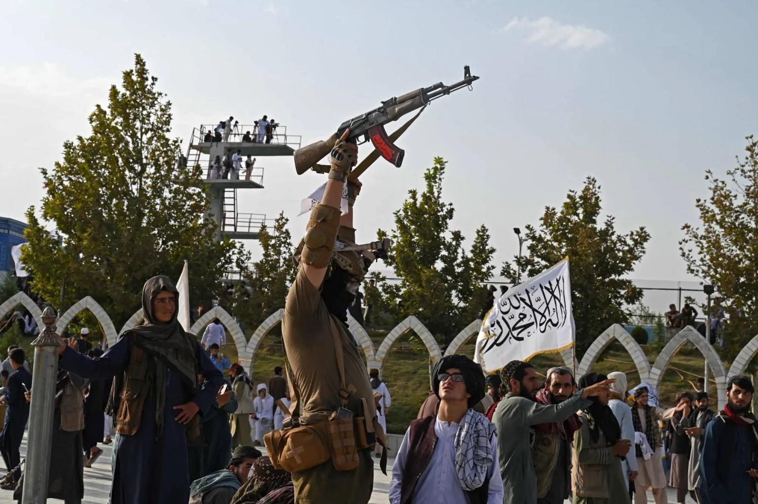 احتفل أحد أفراد أمن «طالبان» بالذكرى الرابعة لسيطرتهم على أفغانستان على قمة تل وزير أكبر خان بكابل في 15 أغسطس 2025... واحتفلت سلطات «طالبان» الأفغانية بالذكرى الرابعة لسيطرتها في 15 أغسطس مدعومةً بأول اعتراف رسمي من روسيا بحكومتها وهي خطوة تأمل أن تحذو حذوها دول أخرى (أ.ف.ب)