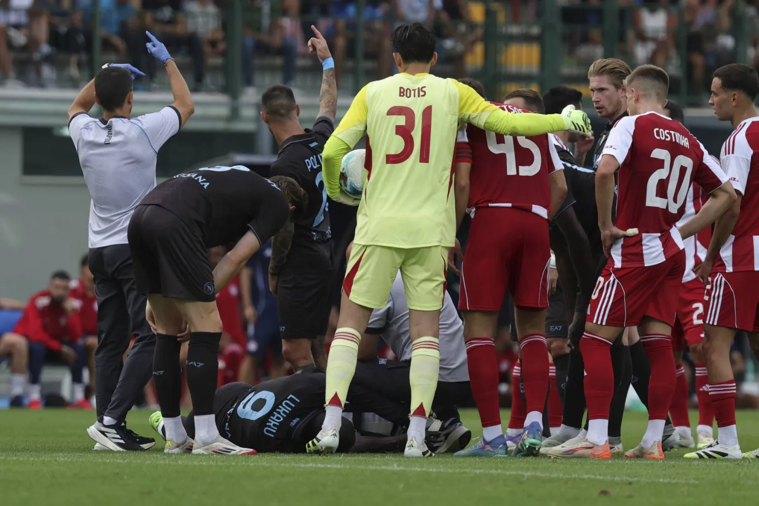 لوكاكو تعرّض لإصابة يوم الخميس الماضي خلال الفوز 2-1 على أولمبياكوس بيرايوس ودياً (أ.ب)