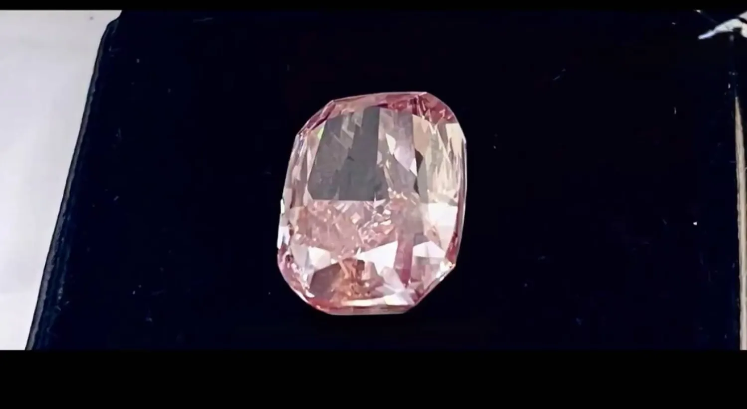 الماسة الوردية كما عرضها فيديو توضيحي لشرطة دبي (الشرق الأوسط)