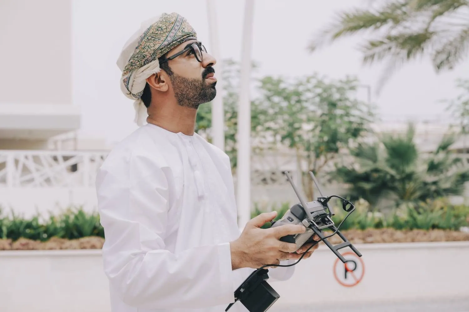 فني عماني يتحكم في تسيير نموذج من طائرة دورن «ماتريس 400» (العمانية)
