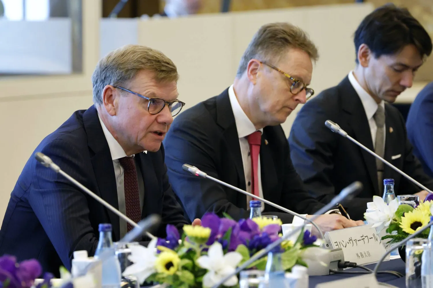 وزير الخارجية الألماني (يسار) خلال اجتماعه مع نظيره الياباني (غير باد) في طوكيو الاثنين (إ.ب.أ)