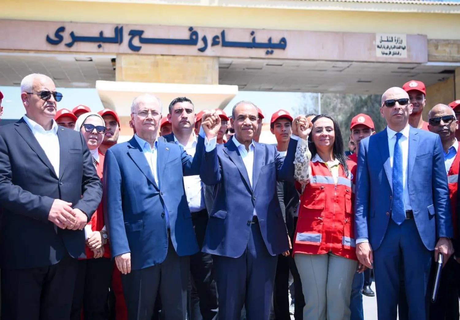 وزير الخارجية المصري ورئيس الوزراء الفلسطيني من أمام معبر رفح (الخارجية المصرية)