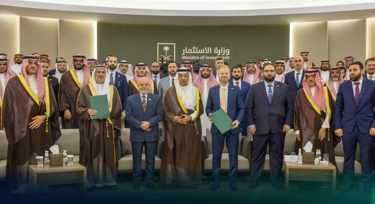 صورة تجمع المسؤولين من الدولتين عقب توقيع الاتفاقية (الشرق الأوسط)