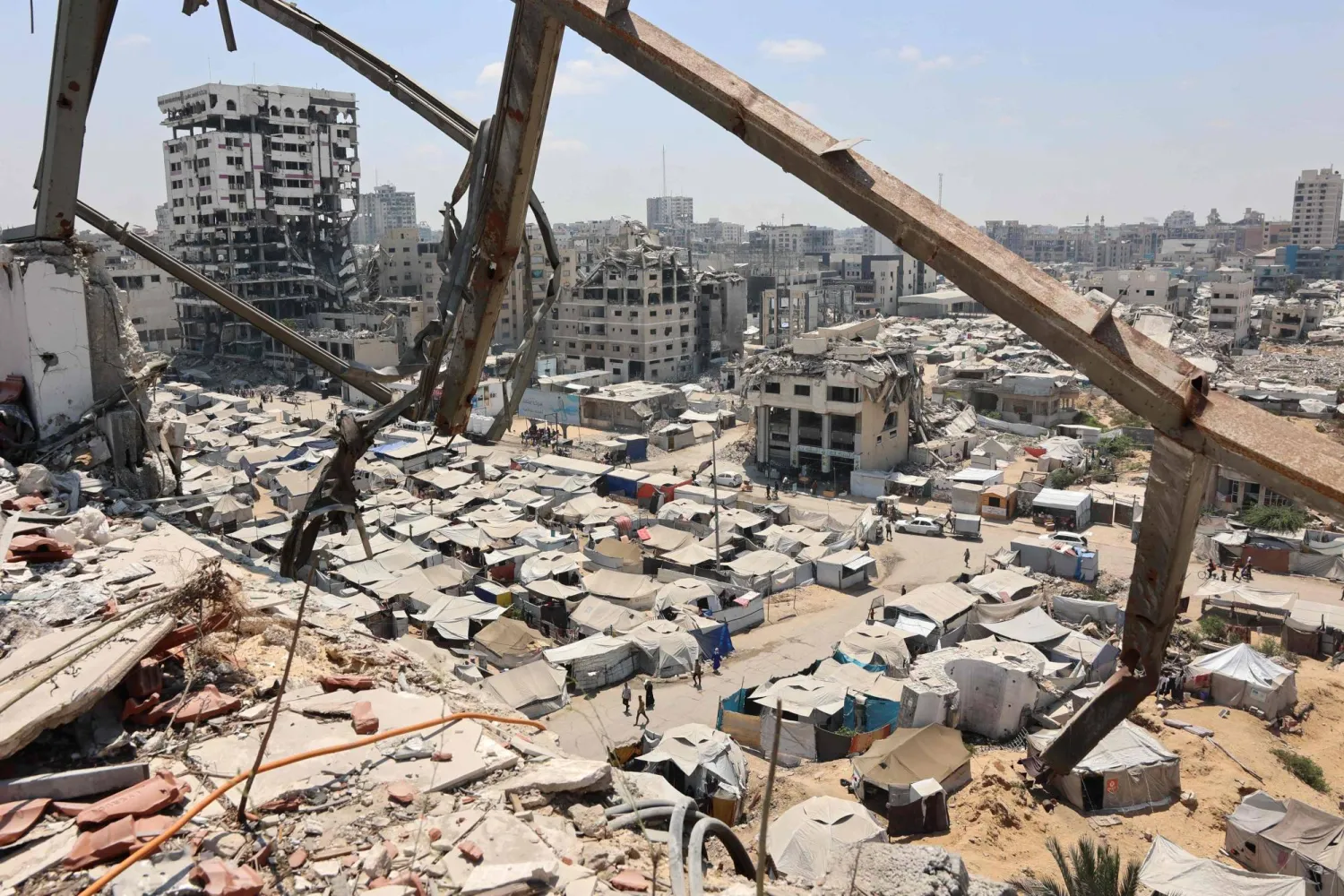 خيام تؤوي نازحين بمدينة غزة يوم الاثنين (أ.ف.ب)