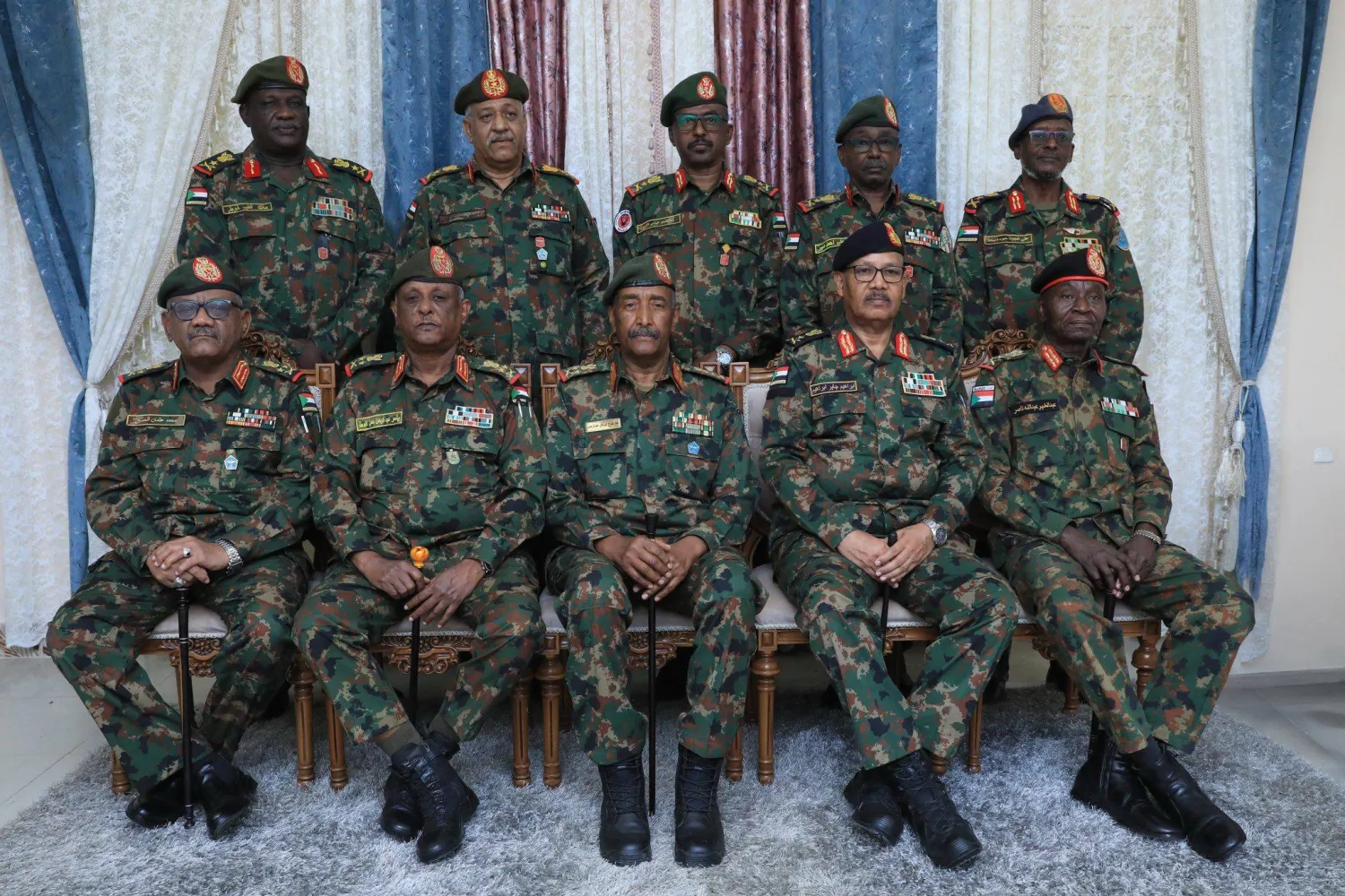 هيئة أركان الجيش السوداني الجديدة ويتوسطها قائد الجيش (فيسبوك)