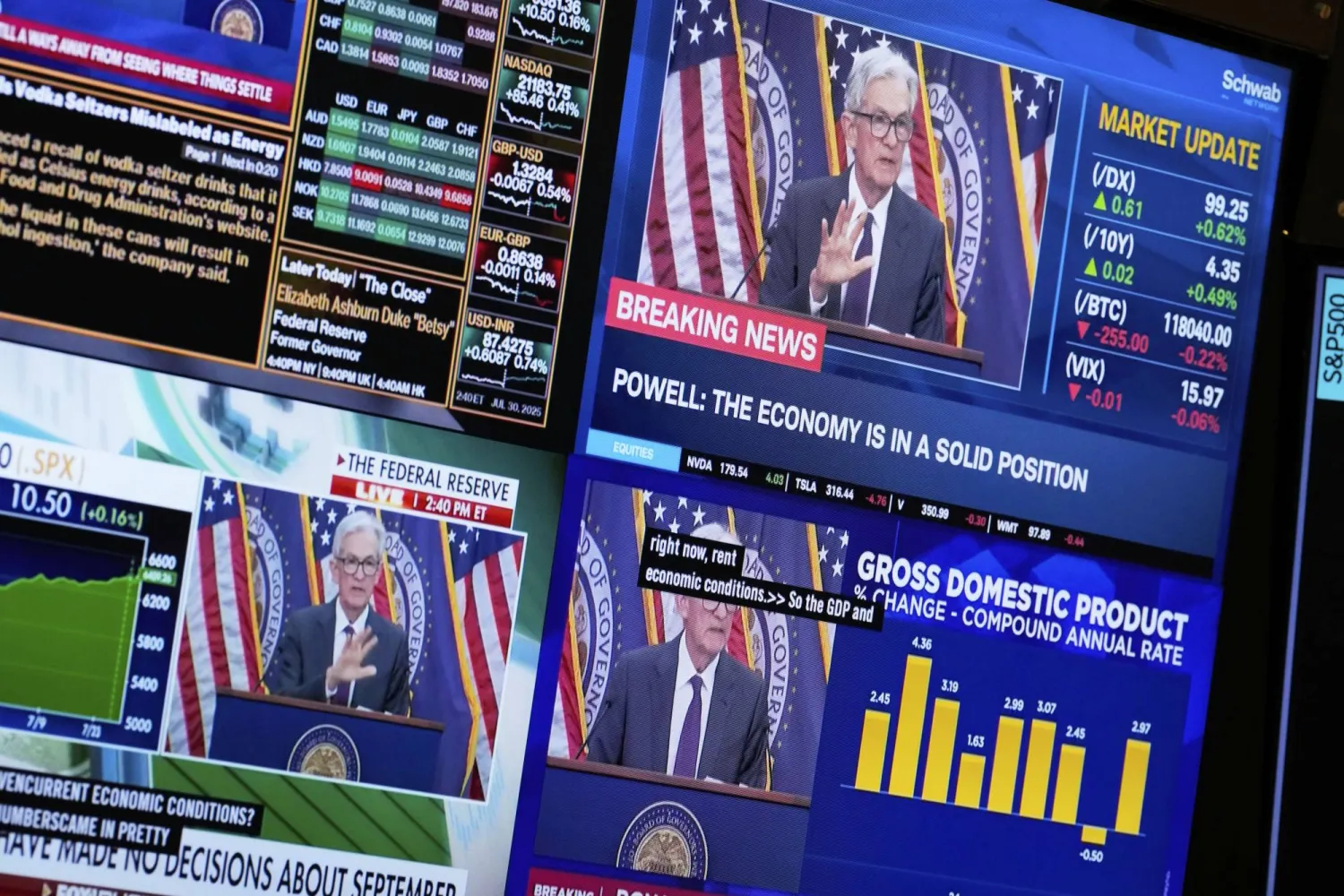 شاشات تعرض كلمة رئيس مجلس الاحتياطي الفيدرالي جيروم باول في بورصة نيويورك في 30 يوليو 2025 (أ.ب)