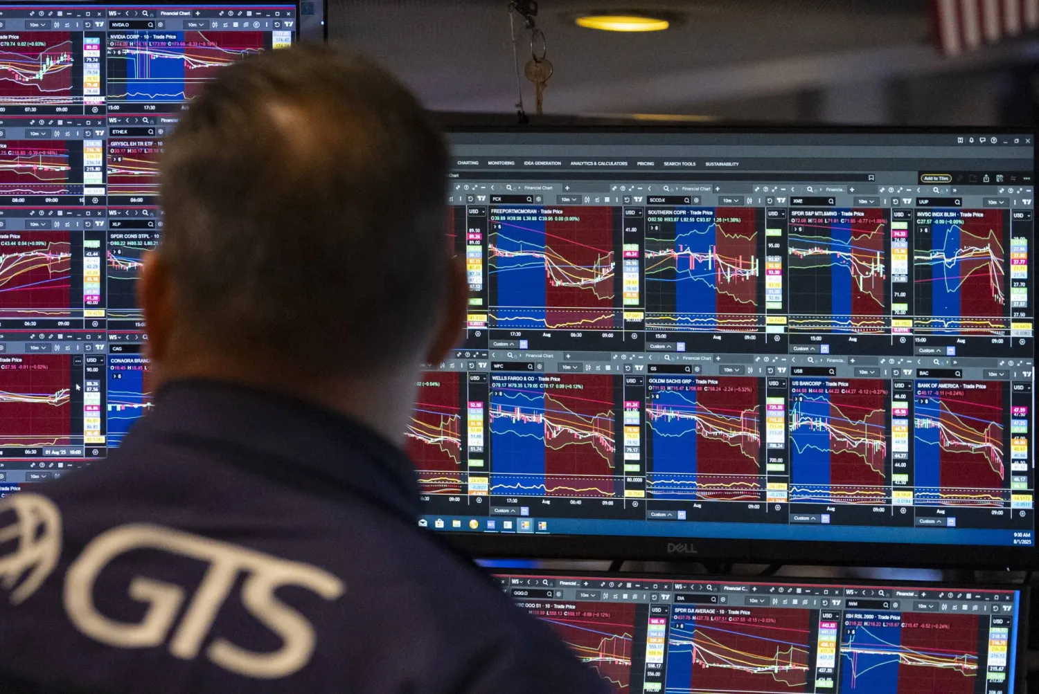 متداول يعمل في بورصة نيويورك (أ.ب)