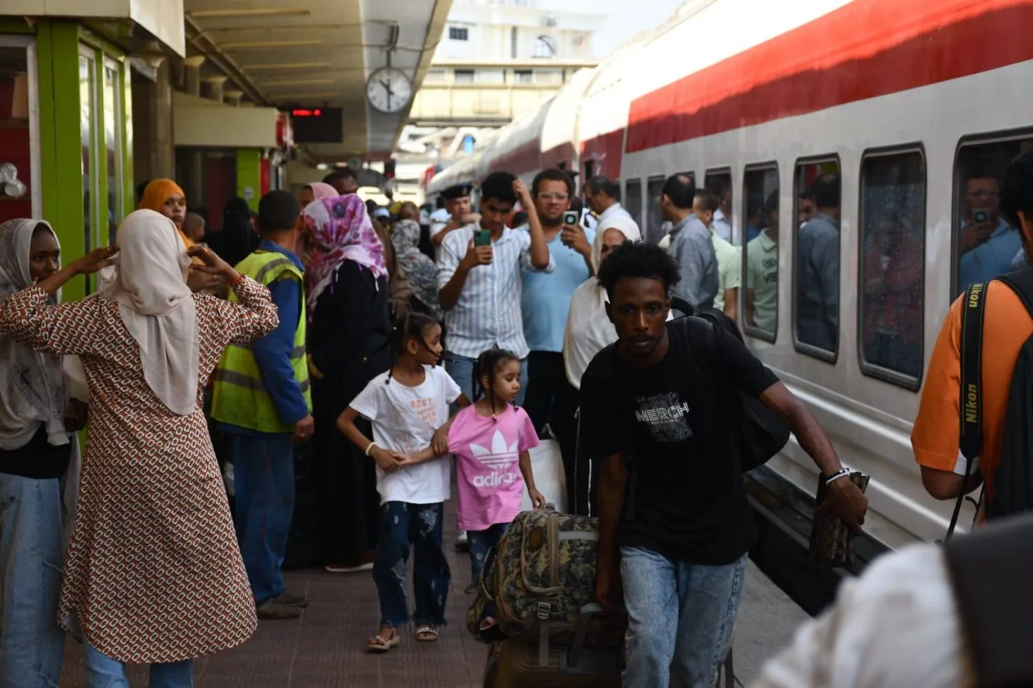 مئات العائدين إلى السودان يستقلون القطار الخامس من محطة رمسيس وسط القاهرة (مجلس الوزراء المصري)