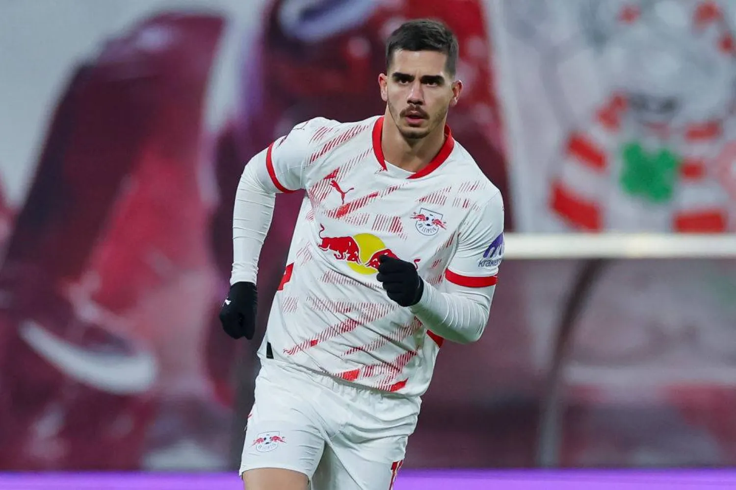 البرتغالي أندريه سيلفا إلى صفوف إلتشي (وسائل إعلام ألمانية) 