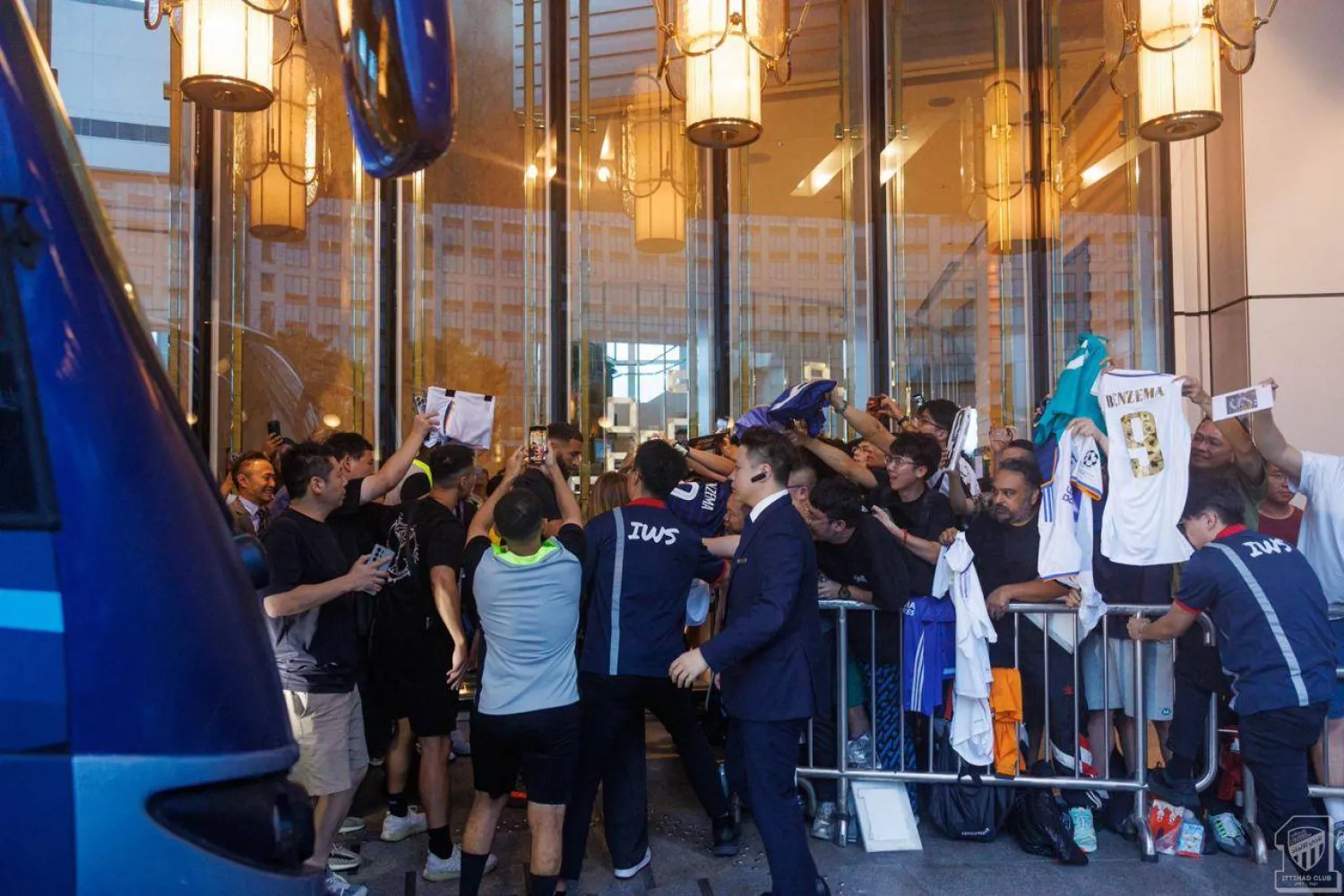 مشجعون يتزاحمون أمام بوابة مقر نادي الاتحاد (نادي الاتحاد)