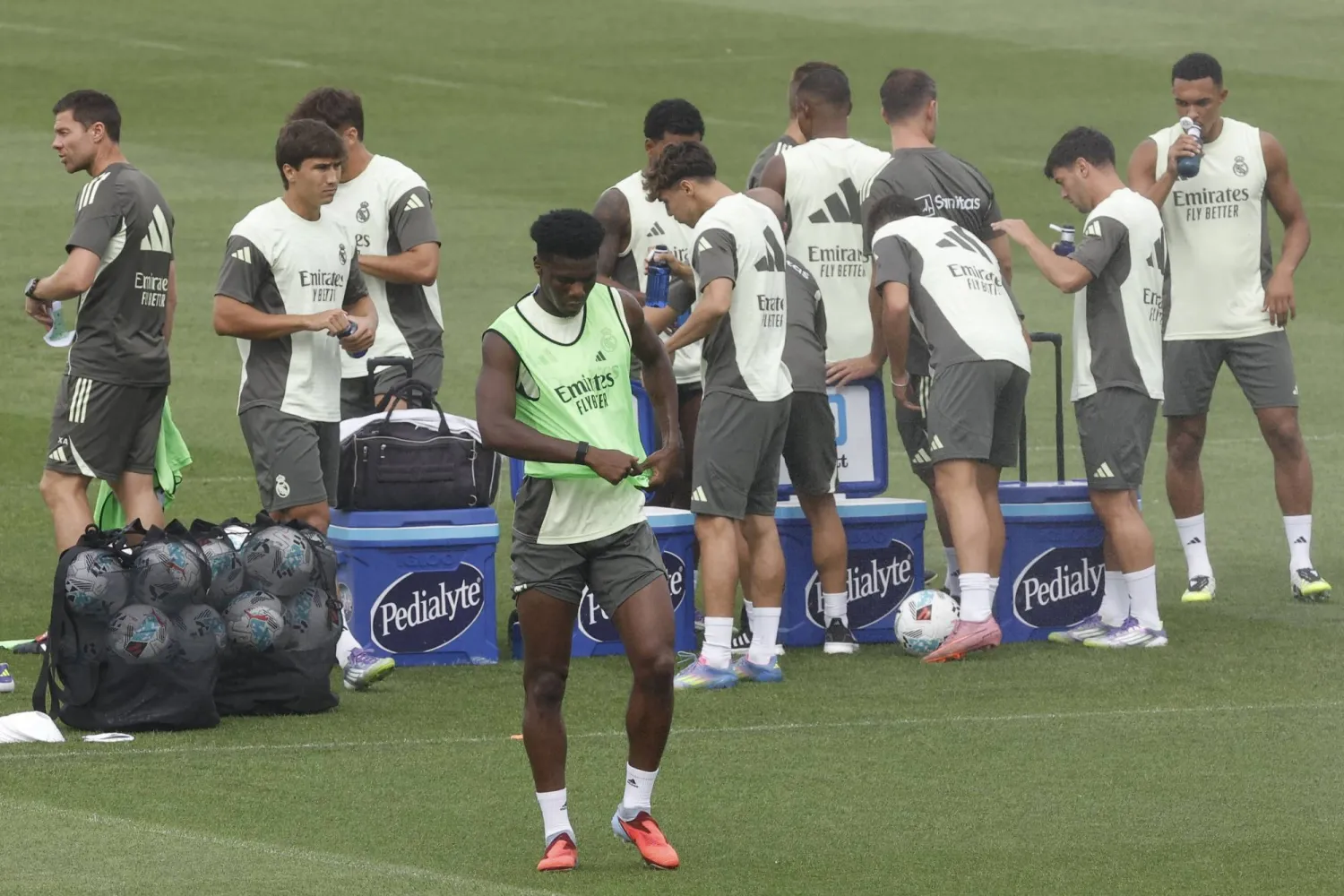 ريال مدريد يستعد لموسم جديد بمدرب جديد (إ.ب.أ)