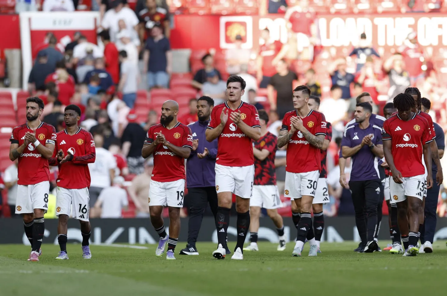 أداء مانشستر يونايتد بث قدراً من الأمل بين جماهيره رغم الهزيمة (رويترز)