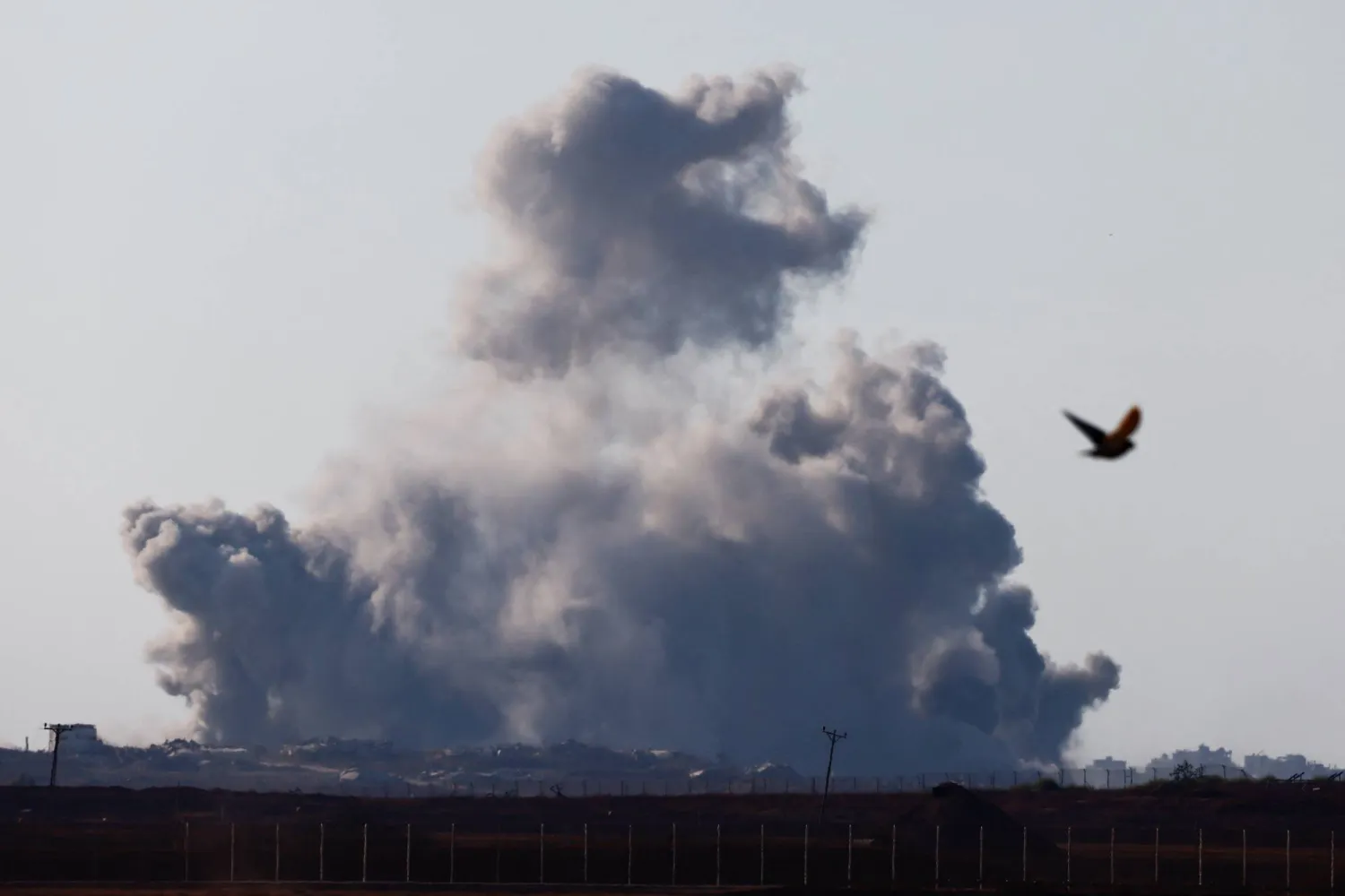 دخان كثيف بعد انفجار في غزة يوم الاثنين (رويترز)