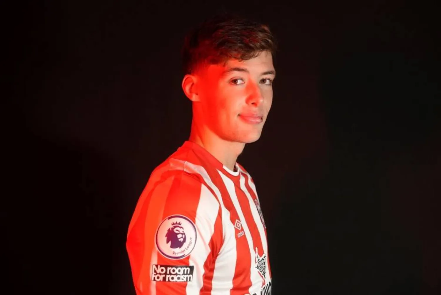 أرون هيكي مدافع فريق برينتفورد (نادي برينتفورد)