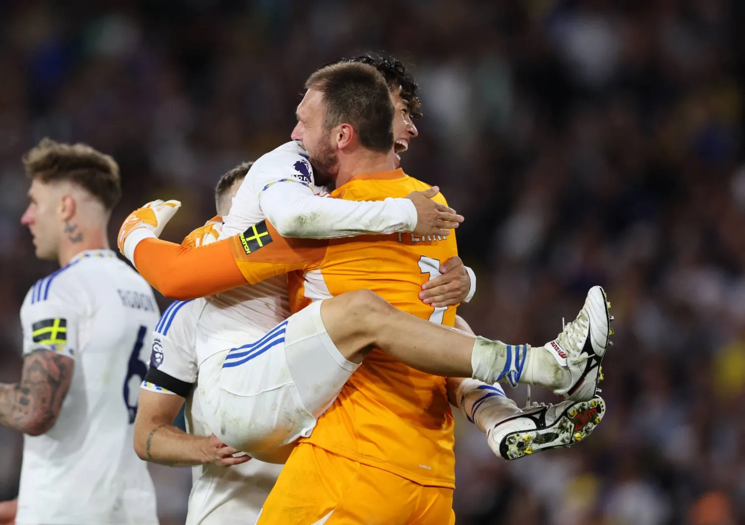 احتفالية لاعبي ليدز بالفوز على إيفرتون (رويترز)