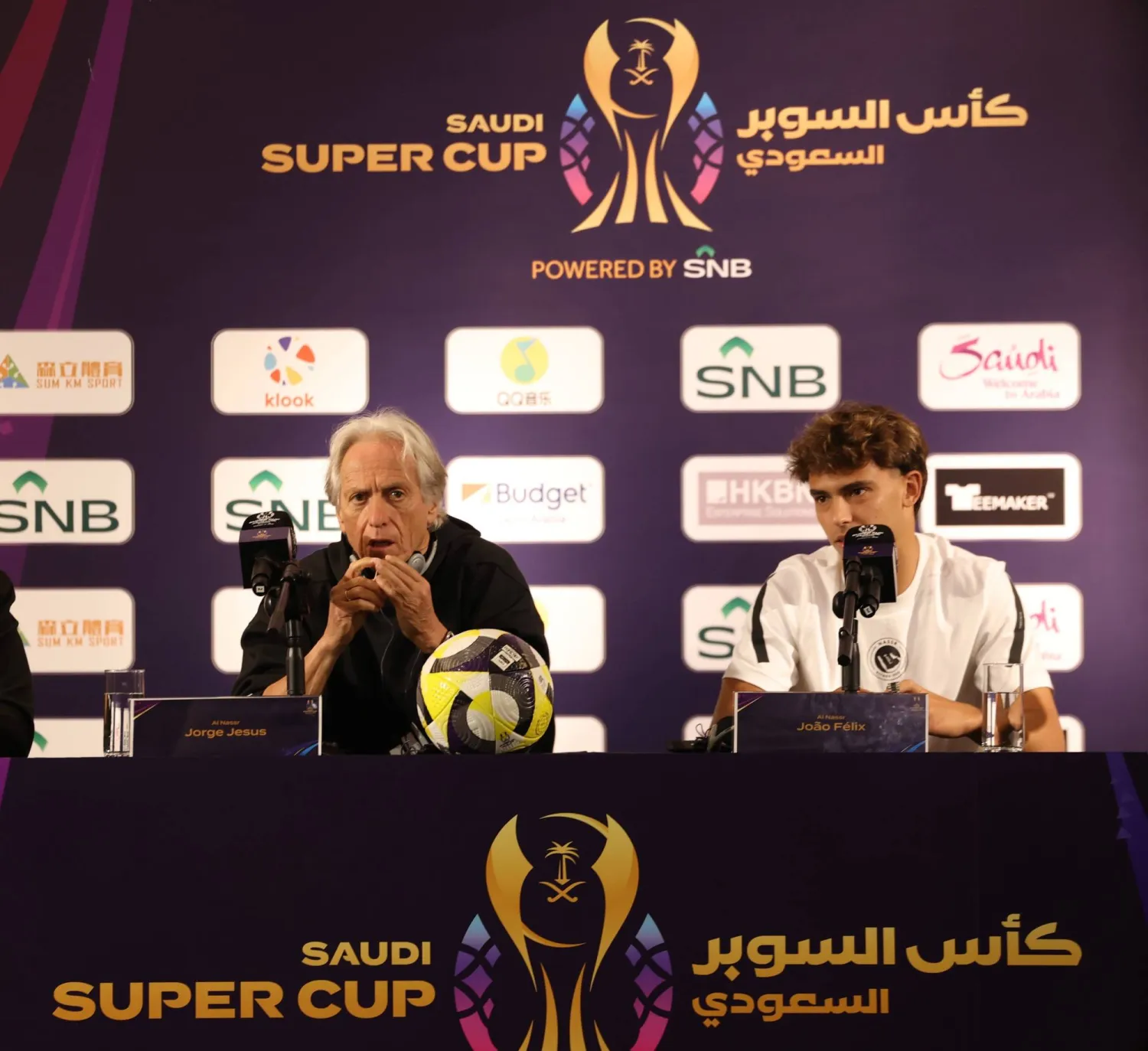 خيسوس وفيليكس خلال المؤتمر الصحافي (نادي النصر)