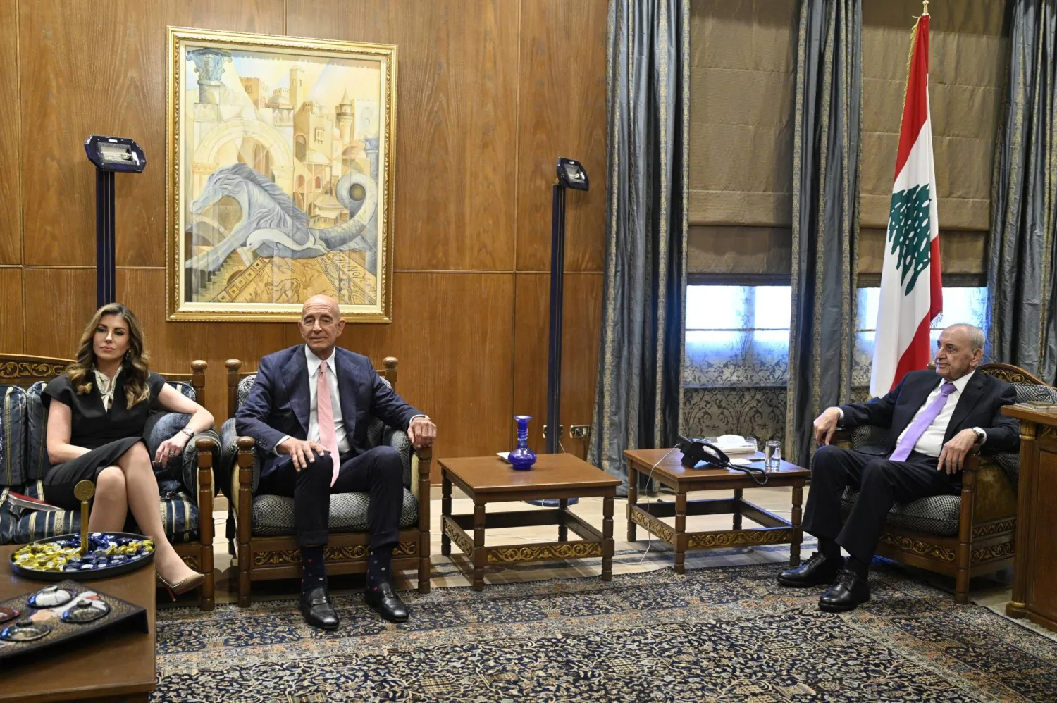 المبعوث الأميركي توم برَّاك والوفد المرافق في لقاء رئيس البرلمان نبيه بري (إ.ب.أ)