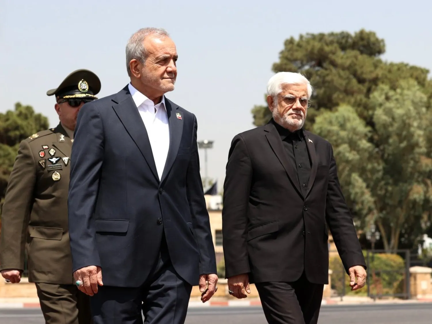 عارف خلال مراسم توديع الرئيس مسعود بزشكيان قبل مغادرته إلى يريفان اليوم (الرئاسة الإيرانية)