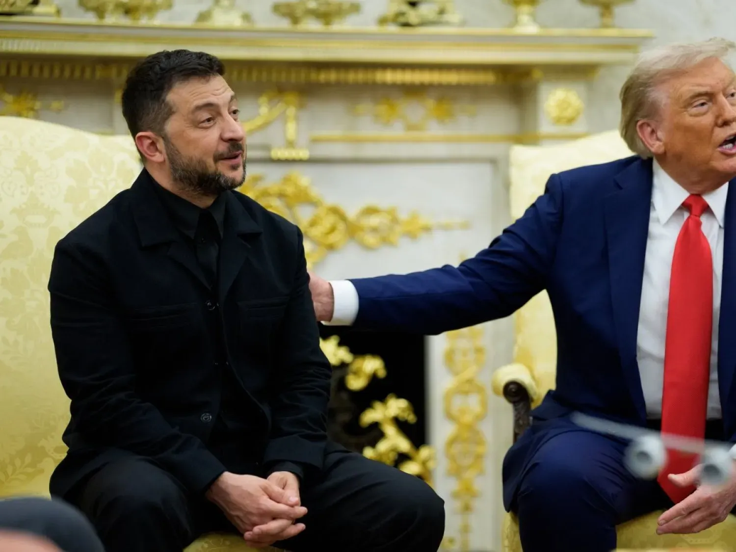 ABD Başkanı Donald Trump (sağda) Beyaz Saray'da Ukrayna Devlet Başkanı Volodimir Zelenskiy ile bir araya geldi (EPA)