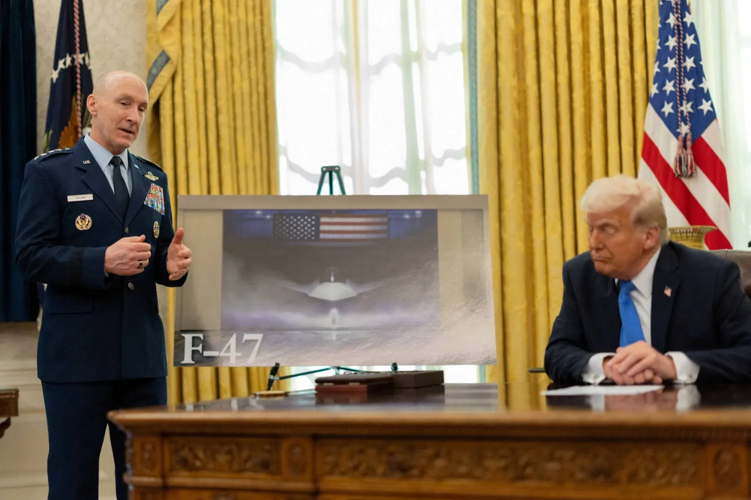 الرئيس الأميركي دونالد ترمب يستمع إلى قائد سلاح الجو الجنرال ديفيد ألفين في البيت الأبيض (رويترز)