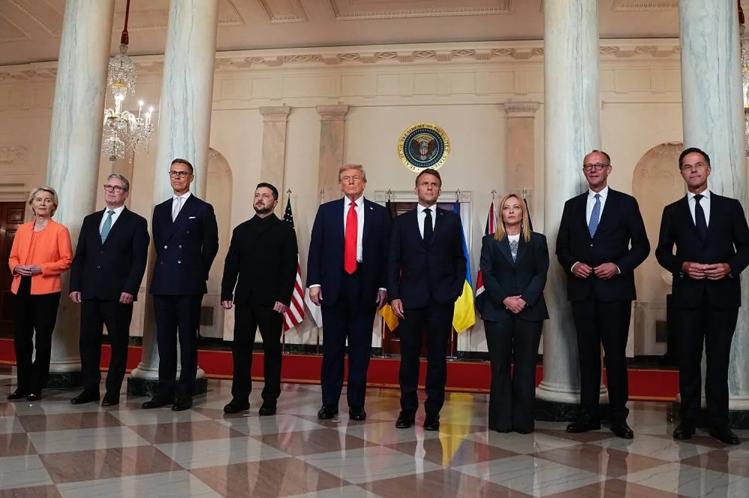 18 August 2025, US, Washington: (L-R) European Commission President Ursula von der Leyen, UK Prime Minister Keir Starmer, Finnish President Alexander Stubb, Ukrainian President Volodymyr Zelenskiy, US President Donald Trump, French President Emmanuel Macron, Italian Prime Minister Giorgia Meloni, German Chancellor Friedrich Merz and Secretary General of the North Atlantic Treaty Organization (NATO) Mark Rutte pose for a family photo in the Cross Hall of the White House after their meeting. (dpa)  