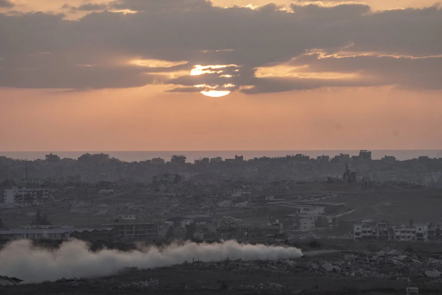 قطاع غزة وقد تحول إلى ركام جراء القصف الإسرائيلي المتواصل منذ نحو عامين (د.ب.أ)
