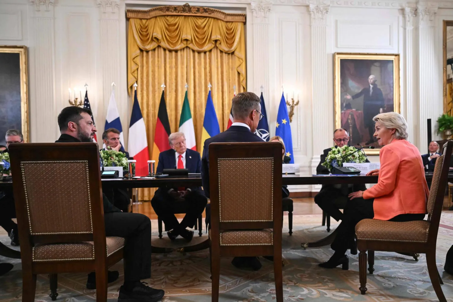  الرؤساء الأوكراني فولوديمير زيلينسكي والفرنسي إيمانويل ماكرون والأميركي دونالد ترمب والفنلندي ألكسندر ستاب والمستشار الألماني فريدريش ميرتس يستمعون إلى رئيسة المفوضية الأوروبية أورسولا فون دير لاين وهي تتحدث خلال اجتماع في القاعة الشرقية بالبيت الأبيض بواشنطن (أ.ف.ب)