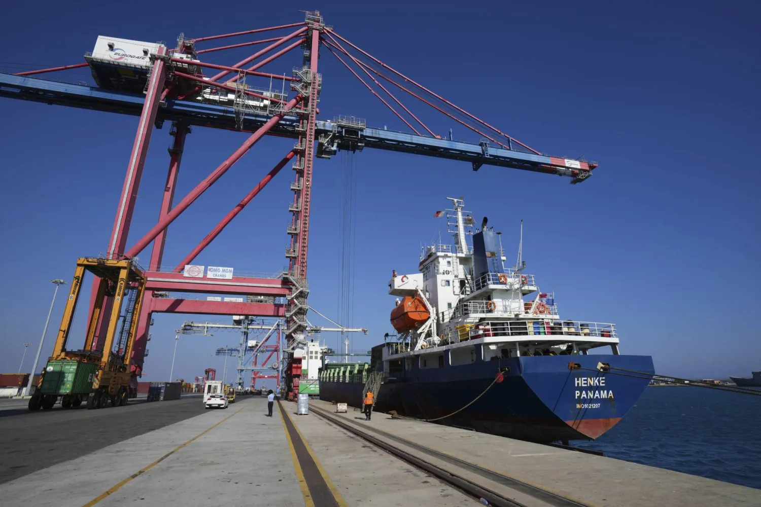 سفينة المساعدات لغزة يتم تحميلها على متن سفينة ترفع العلم البنمي في الميناء الرئيس لقبرص في ليماسول (أ.ب)