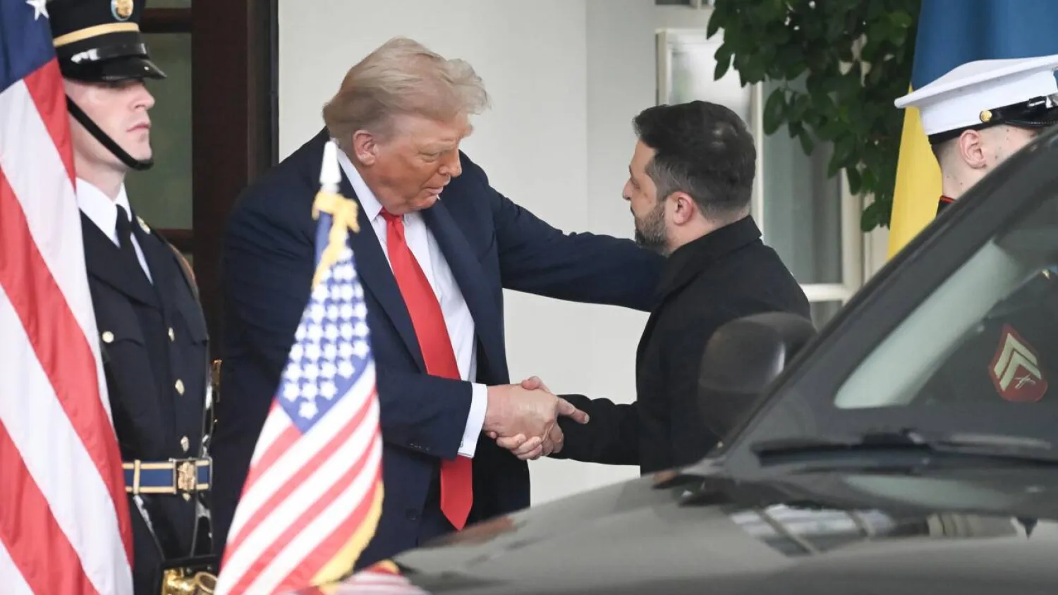 US President Donald Trump admires Ukrainian President Volodymyr Zelensky's outfit. Alex WROBLEWSKI / AFP
