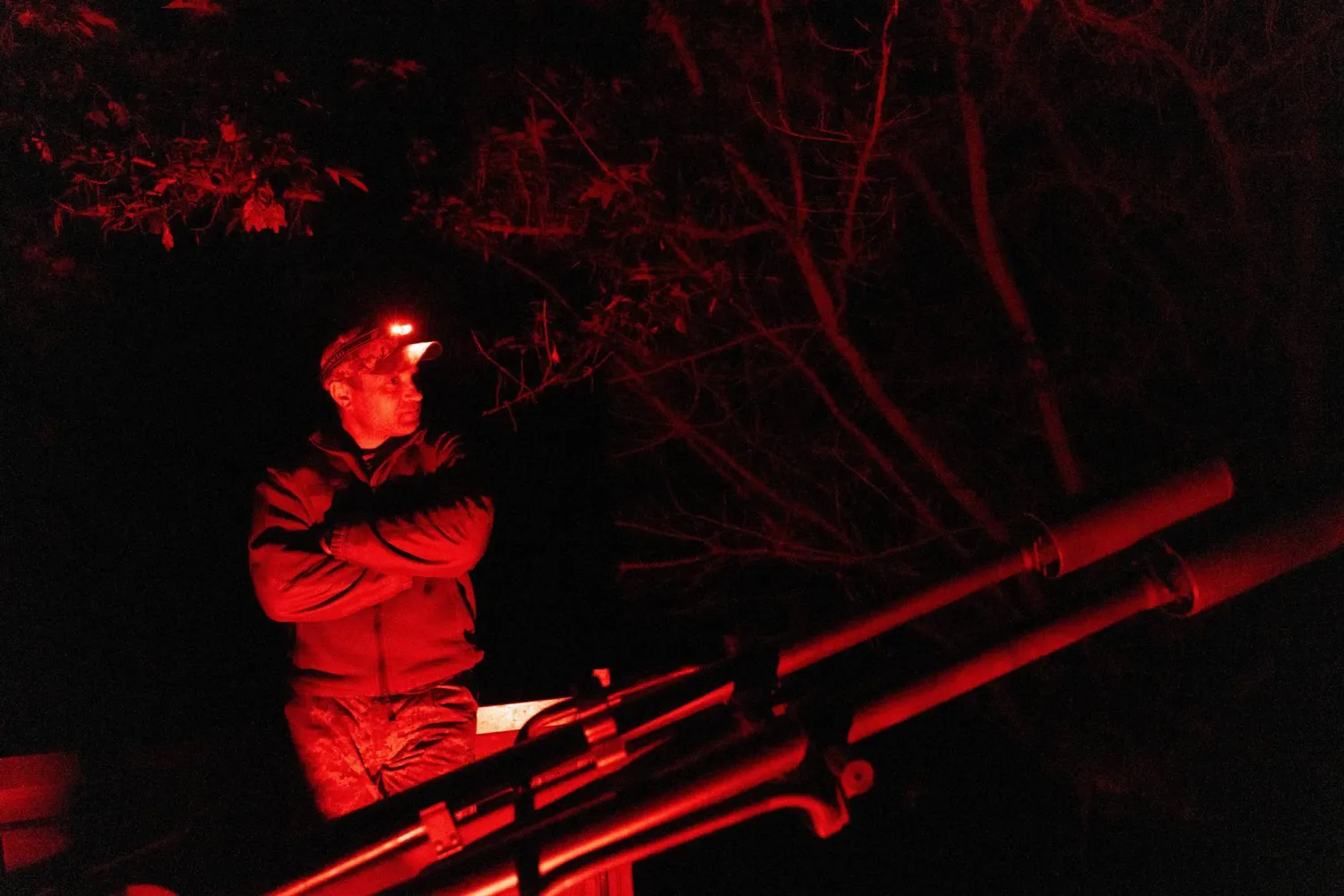 جندي أوكراني من وحدة الدفاع الجوي المتنقلة المضادة للطائرات المسيرة يظهر أثناء نوبة ليلية وسط هجوم روسي على أوكرانيا في منطقة تشيرنيهيف (رويترز)