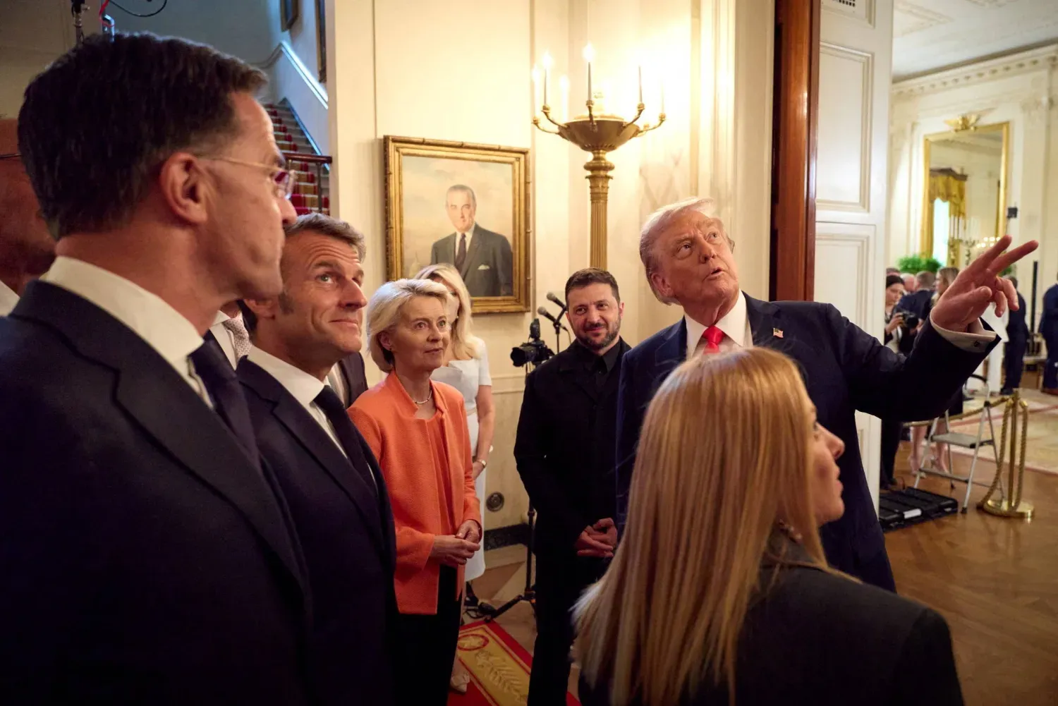 ABD Başkanı Donald Trump, Fransa, Almanya, İtalya ve Birleşik Krallık liderlerini, Avrupa Birliği (AB) Komisyonu Başkanı'nı ve NATO Genel Sekreteri'ni Beyaz Saray'da ağırladı. (Reuters)