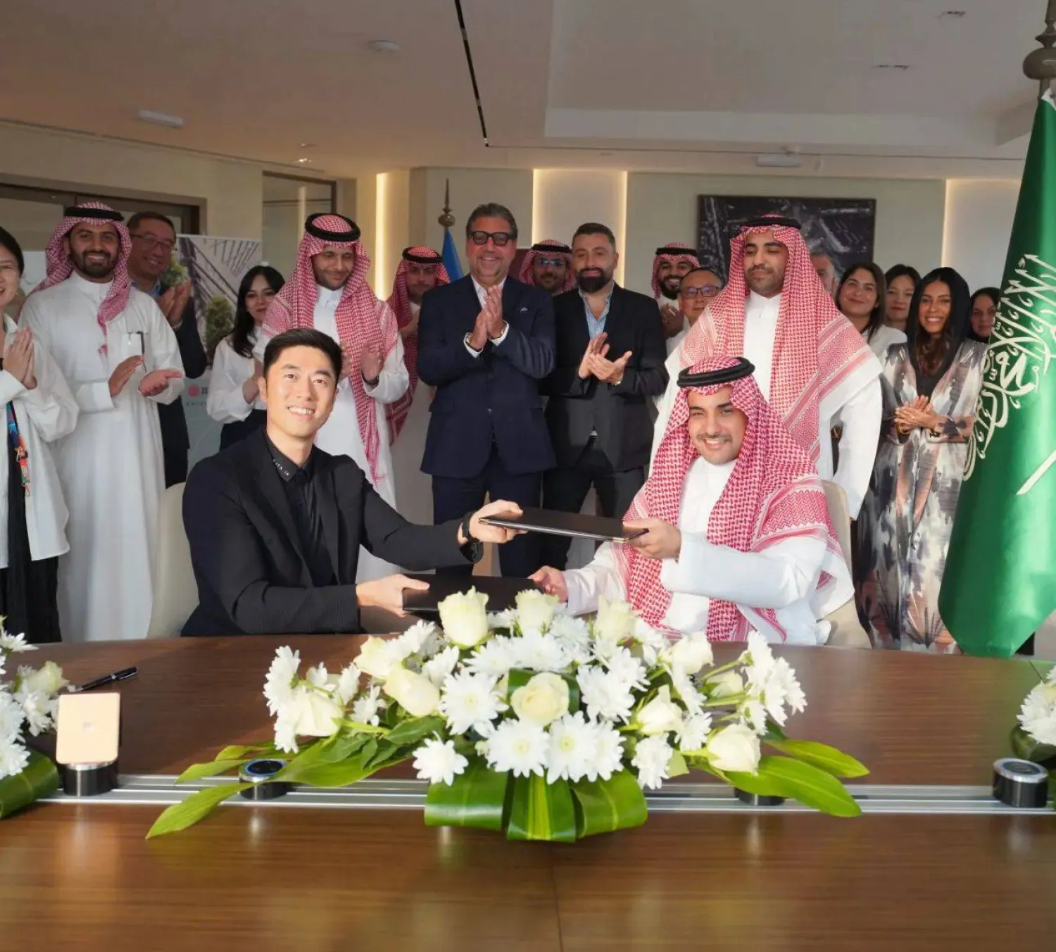 جانب من إعلان «لينوفو» إنشاء مقرها الإقليمي في العاصمة السعودية الرياض (موقع الشركة)