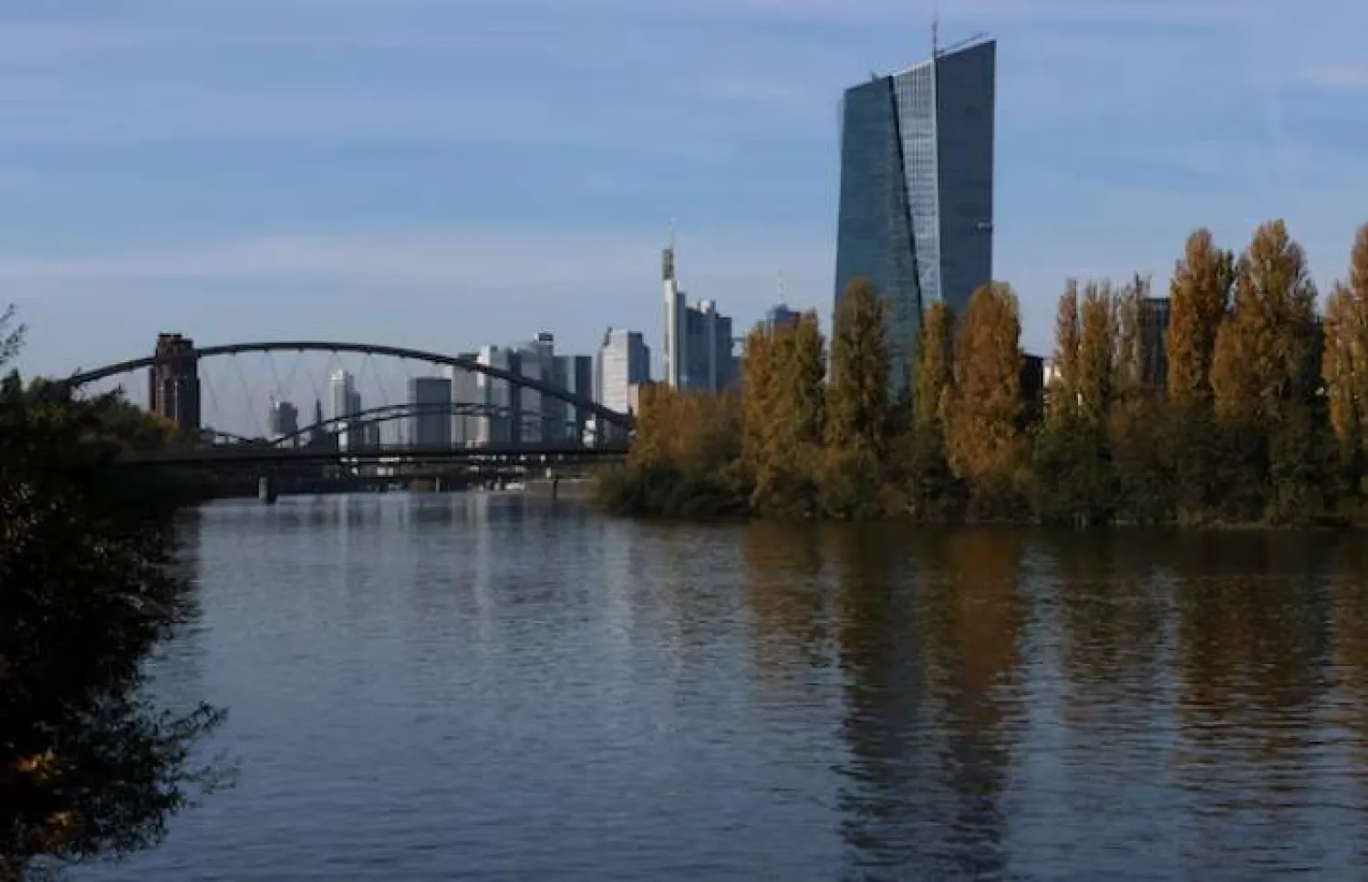 صورة عامة لمبنى «البنك المركزي الأوروبي» في فرنكفورت بألمانيا (رويترز)