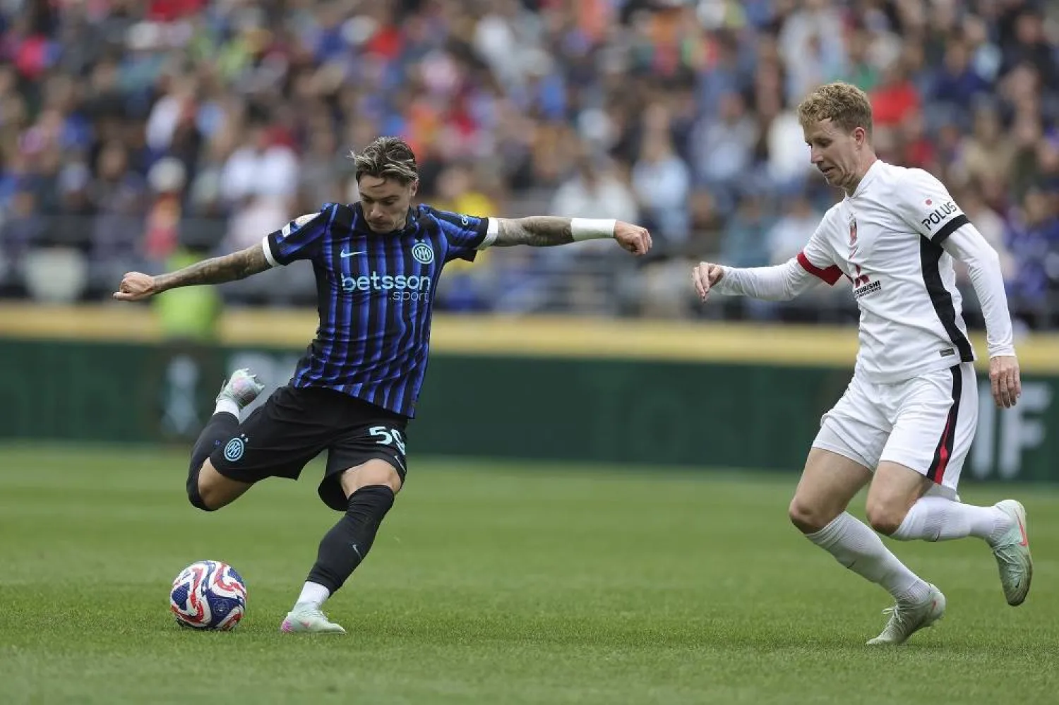 Inter Milan's Nicola Zalewski, left, attempts a shot on goal as Urawa Red Diamonds' Samuel Gustafson tries to block during the Club World Cup Group E soccer match between Inter Milan and Urawa Red Diamonds in Seattle, June 21, 2025. (AP)