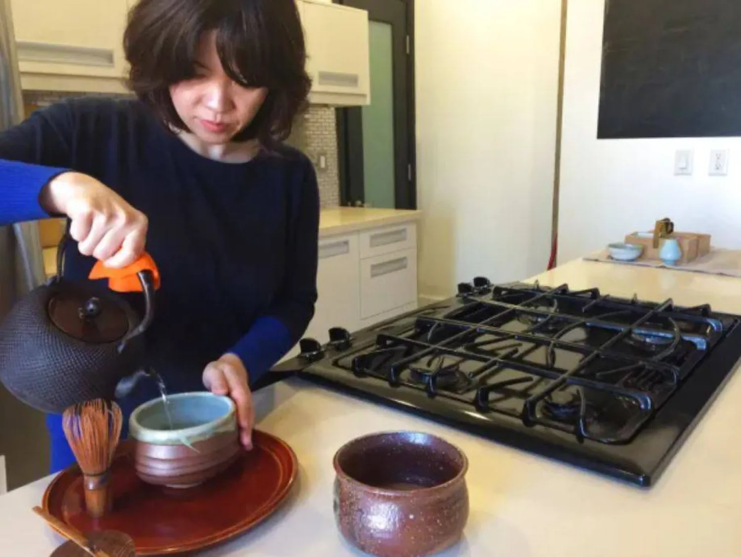 سيدة تعد مشروباً ساخناً في منزلها بلوس أنجليس (أ.ب)