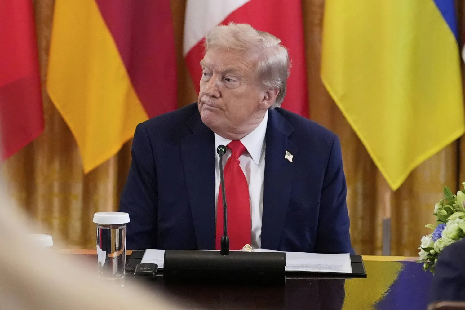 الرئيس دونالد ترمب يشارك في اجتماع مع نظيره الأوكراني فولوديمير زيلينسكي وقادة أوروبيين في البيت الأبيض (أ.ب)