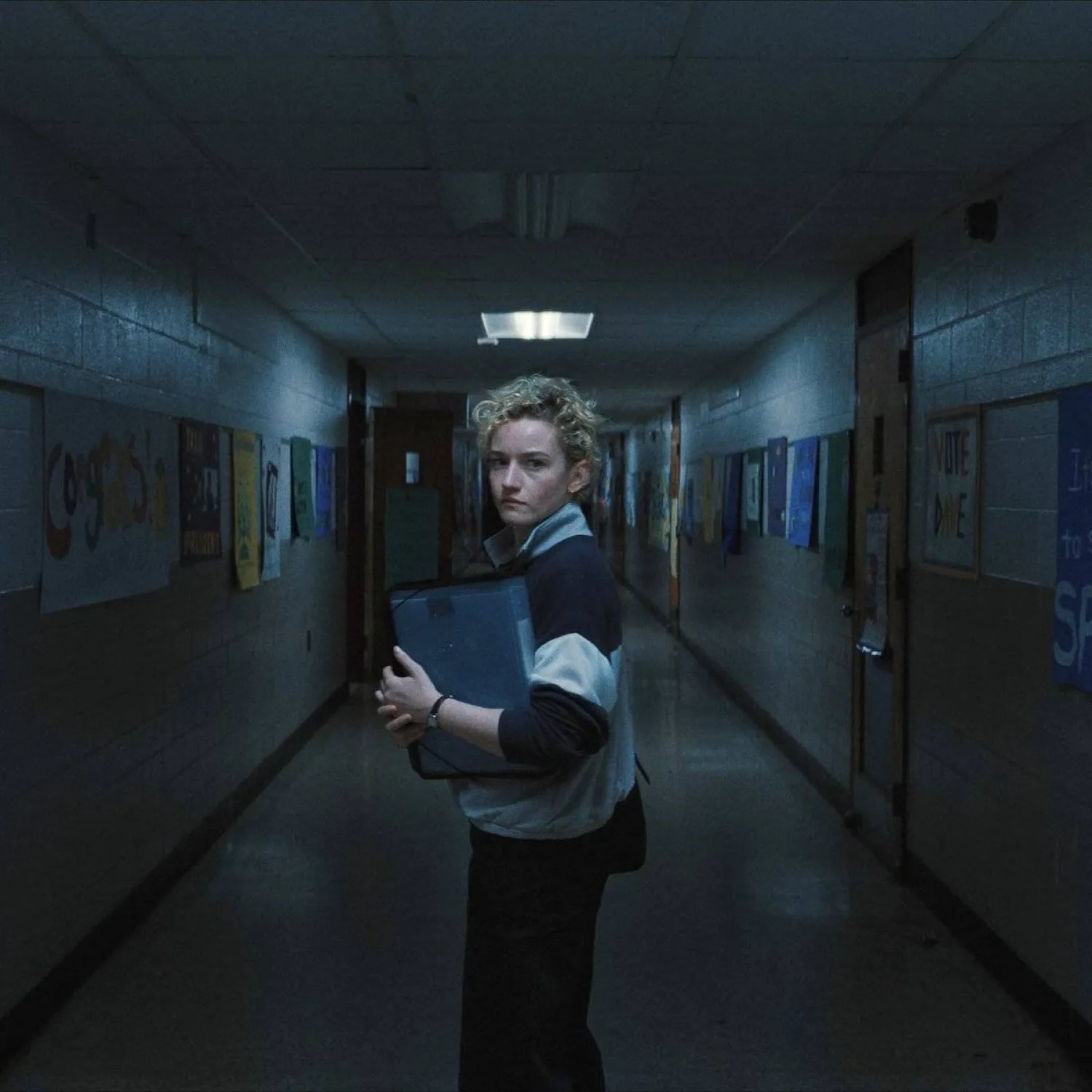 جوليا غارنر في دور المعلمة المتهمة باختفاء الأطفال (إنستغرام)